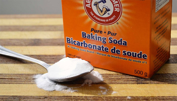 Dùng baking soda tẩy vết ố vàng trên kính hồ cá