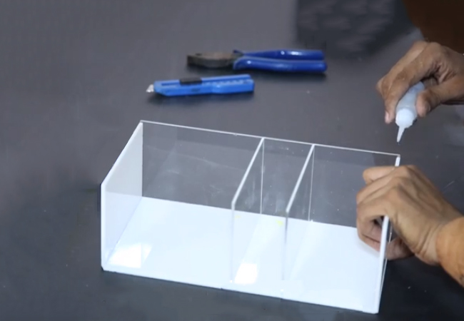 Keo dán kính Acrylic: Giải pháp tuyệt vời cho việc dán kính